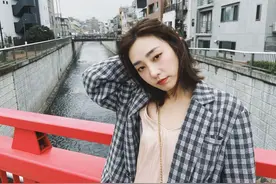 又一对明星恋情曝光！凌晨公园约会举止亲密，两人都有超三位前任图片