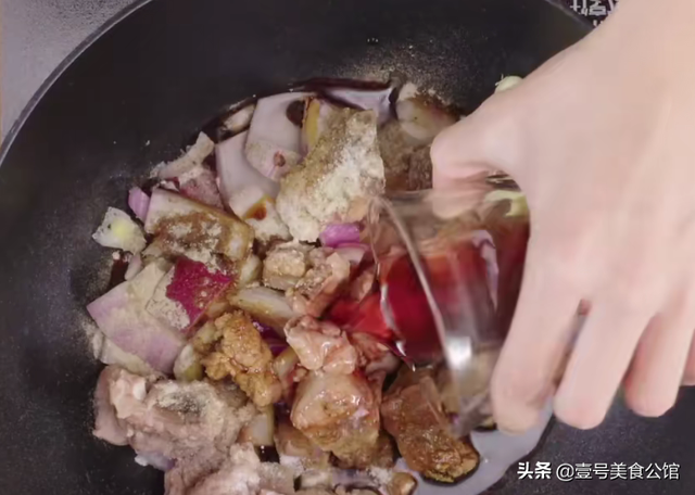居家分享红酒焖排骨的简单做法，醇香味美又营养，解馋的家常美食