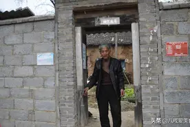 山村养蜂大叔穿女款毛衣，打工4年蜂被偷光，如今为啥说娃子丢了图片