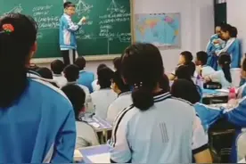 暖！山西运城一中学初中生，自习课站板凳为同学讲题图片