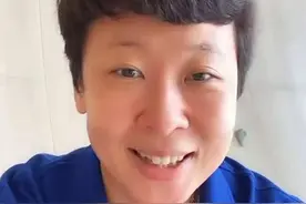 43岁前女排队长远嫁泰国，55岁老公为其炖鸡，混血儿子太像妈图片