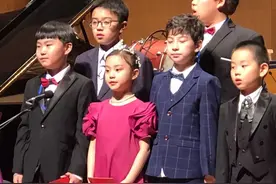 甜馨近照神似李小璐，舞台表现自信满满，旁边小男生都忍不住偷瞄图片