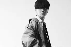 周震南5月刊封面大片，黑色指甲撞上豹纹衬衫，随性而低调图片