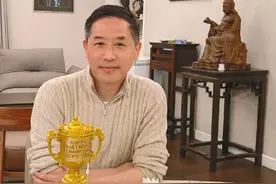 张国荣昔日恋人罕露面，唐鹤德身穿米色毛衣，两鬓发白却气质儒雅图片