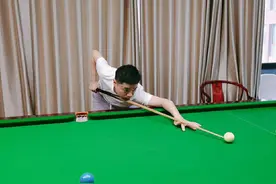 丁俊晖练球中图片