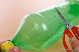 大号塑料瓶别扔了，中间剪一刀，穿一根绳子，省钱又实用图片