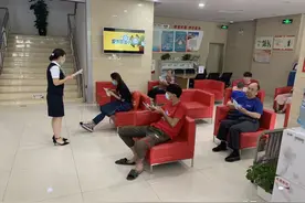 张家口银行高邑支行巧用厅堂微沙龙宣传金融知识图片