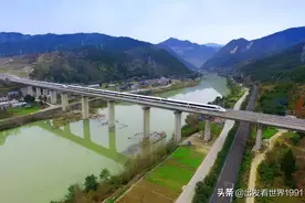 郑万高铁上一座没有站台的车站 还有列车在此停靠 你知道为什么吗图片
