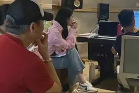 刘亦菲私下真接地气！路透图穿衣低调随性，纯素颜示人太有底气了图片
