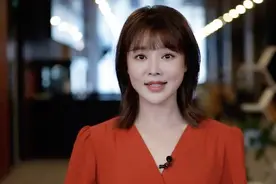 央视主播齐聚一堂！胡蝶生娃后女人味十足，吴鹏高颜值不输撒贝宁图片