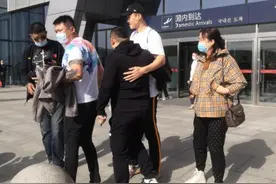 周鹏不打全运会预选赛！今天回到家乡辽宁丹东，劳斯莱斯接机图片