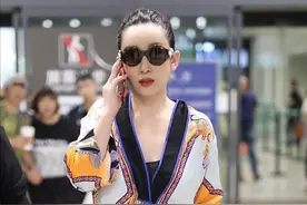 秦海璐私下里挺有贵妇感的，穿“睡袍”也很高贵，真有女强人范儿图片