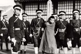 中国警察的警服，为何从墨绿色换成了藏青色？图片
