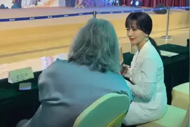66岁赵雅芝身材变臃肿，穿短裙坐凳一角太优雅，与张纪中夫妻热聊图片