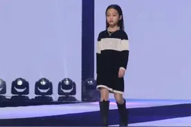 李小璐8岁女儿成T台童模！胳膊超长接近膝盖，家人台下围观拍照图片