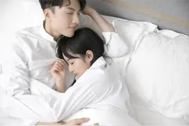 和老公睡前交流时，聪明的女人，喜欢聊这3个话题图片