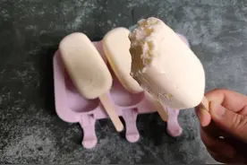 把牛奶倒进锅里，简单几步就能做出小布丁雪糕，香甜松软无冰渣图片