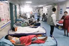 安徽寿县多名老人孩子高烧腹泻，当地一中学停课，每天用洒水车供水图片