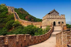 几个小人物的万里长城图片