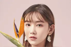 李沐宸时尚大片，复古夸张耳环搭配少女蓬蓬裙，仲夏的复古少年风图片