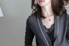 四五十岁的女人别乱穿开衫了，这贵气的奢华羊毛开衫更合适你图片