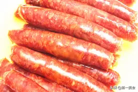 买回来的腊肠又干又硬！看大厨1招搞定，圆润饱满、鲜香流油图片