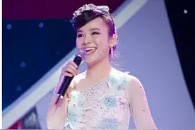 24岁获《星光大道》冠军，双目失明却成当红歌手，今成幸福人妻图片
