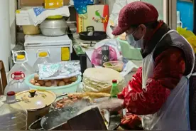 无锡80岁阿婆卖小吃30年，每天早上5点出摊，一天卖300个图片