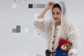 章子怡冒雨出席活动，穿塑料雨衣却显高级，42岁冻龄似少女图片