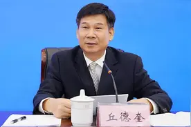 玉林市原常务副市长丘德奎已到市人大常委会工作图片