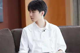 王俊凯白衬衫穿搭大片，三招学会夏日清新感造型图片