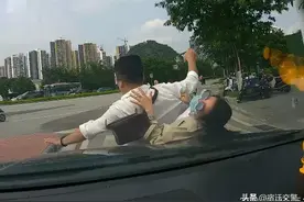 “踩刹车啊！”广西一新手女司机上路操练，撞倒电车推行19米！图片