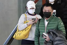 44岁李小冉携老公现身，男方斑秃明显皱纹多，夫妻同框似父女图片