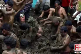 够味儿！印度村庄举行“泼粪节”男子赤裸上身涂满牛粪图片