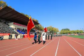 飒爽英姿，朝气蓬勃！比一比，谁的军姿更帅？图片
