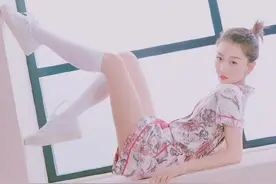 周冬雨挑战半腿白丝袜，站起来的时候尽显身材苗条，初恋女神啊图片