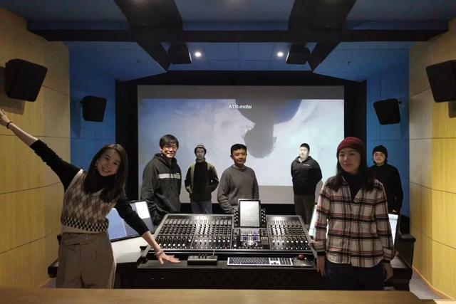 这些被互联网遗忘的家庭,他跟拍了12年:一度哭到拍不下去