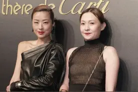徐濠萦的时尚看不懂，皮衣只穿半边不算啥，粉色长靴直接当裤子穿图片