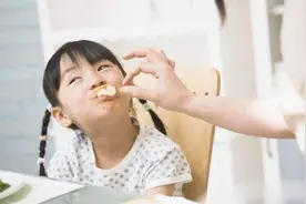 8岁女娃来大姨妈，这些"催熟"的东西，能不能别给孩子吃了图片
