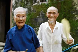 伺候老人15年，我感觉到：疾病缠身的长寿老人，对子女的伤害很大图片