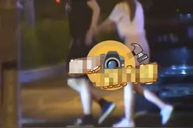 知名男星素质堪忧！酒后翻栏杆闯马路太危险，此前还被曝当街小便图片