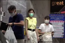 李嘉欣一家三口罕同框！9岁儿子身高直追妈妈，夫妻还不忘秀恩爱图片