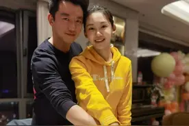 郑恺晒老婆健身照表白“女神节快乐”，苗苗纤腰细腿产后恢复超好图片