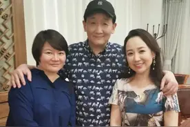 《我爱我家》剧组重聚关凌梁天合照 宋丹丹缺席图片