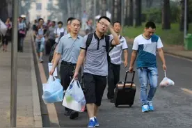 二本学生就业的尴尬局面：双面夹击就业困难，家长感叹书白读了图片