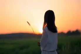 11岁女孩独自生活！社工上门家访，女孩问，“你会一直陪我，还是临时的？”图片