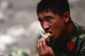 军用压缩饼干这么小，为何一块能顶两天？开水煮30分钟就明白了图片