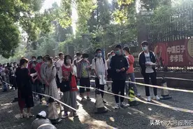 洛阳中考进行时：涉考车辆轻微违法教育后放行，考点周围设临时停车位图片