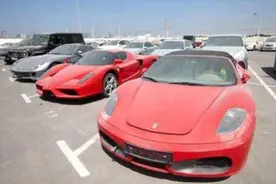 迪拜街头这么多废弃的豪车，为什么没人去捡呢？看完总算明白了图片