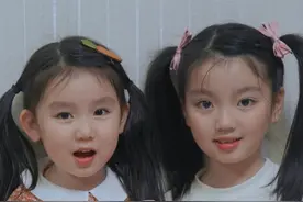 阿拉蕾晒与妹妹合影为妈妈庆祝母亲节，姐妹俩宛如复制粘贴图片